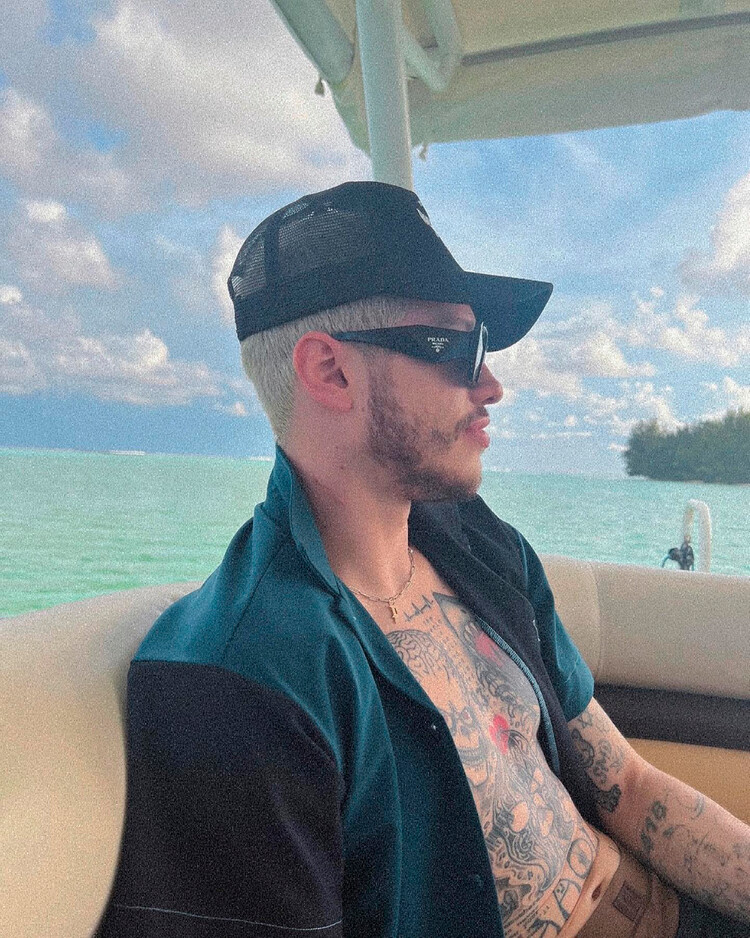 Пит Дэвидсон во время тура с Ким Кардашьян по тропическим островам, 13 июня 2022 года