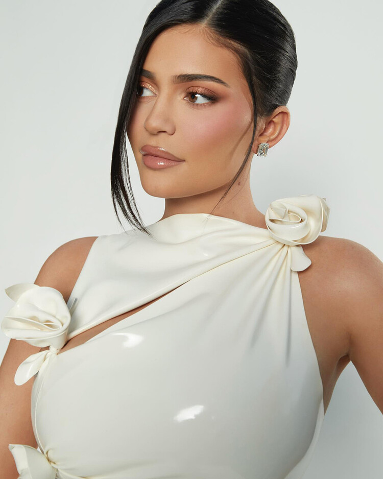 Суеверия или бюрократия: почему Кайли Дженнер всё ещё скрывает новое имя сына?