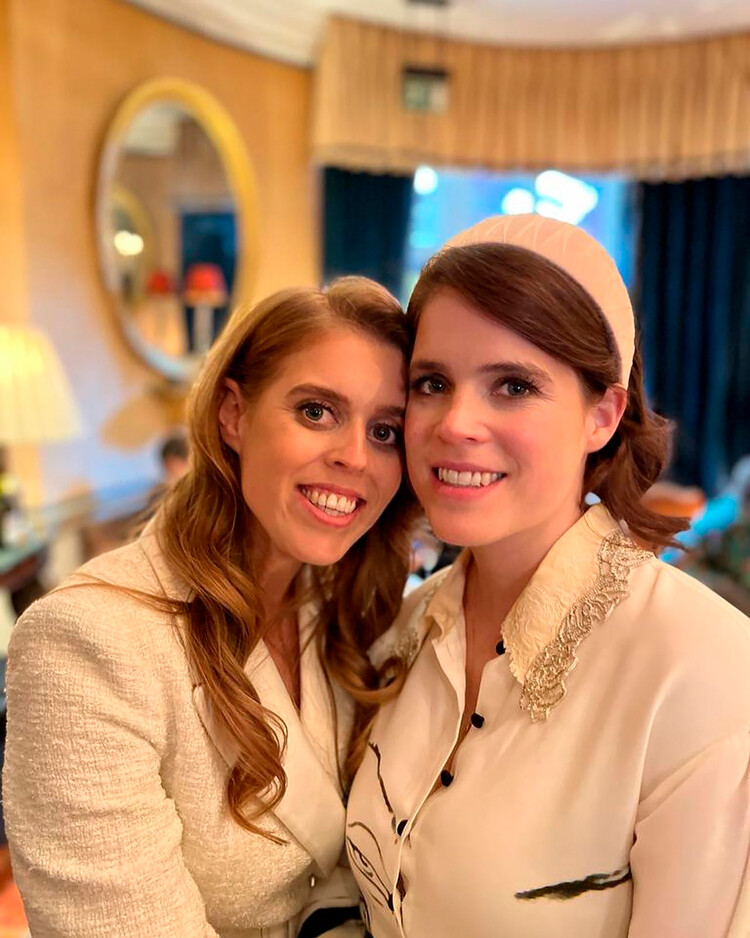 Принцесса Евгения поздравила сестру принцессу Беатрис с днём рождения выложив в социальные сети ранее невиданные фотографии их вместе, 08 августа 2022 года