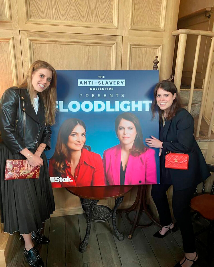 Принцесса Евгения поздравила сестру принцессу Беатрис с днём рождения выложив в социальные сети ранее невиданные фотографии их вместе, 08 августа 2022 года