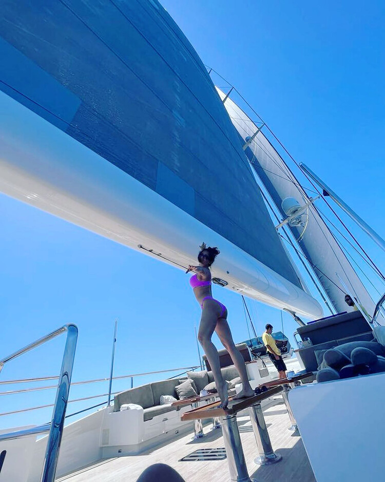 55-летняя Сальма Хайек в ярко-розовом бикини