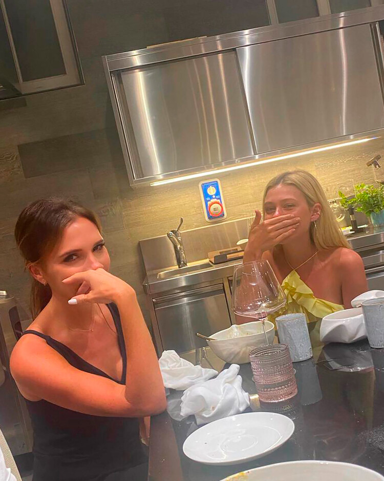 Виктория Бекхэм поздравила свою невестку Николу Пельтц с днём рождения