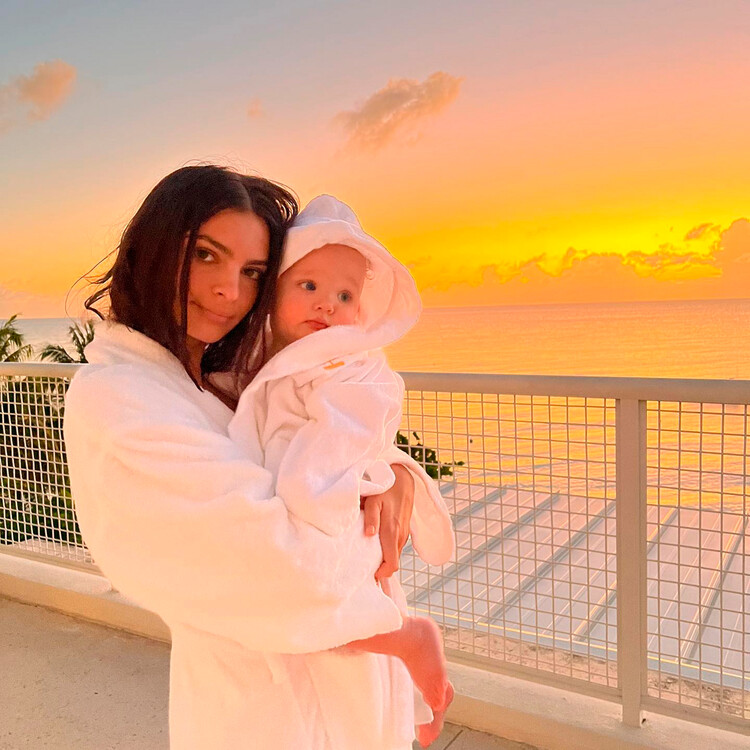 Эмили Ратаковски с сыном Сильвестром Аполло, 2022