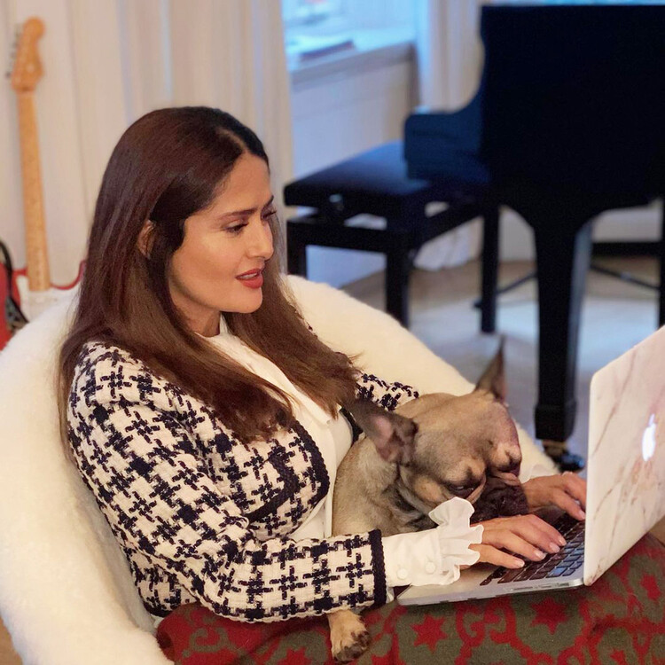 Сальма Хайк в гостиной лондонского дома