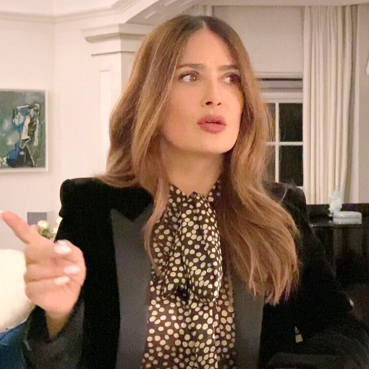 Сальма Хайк в гостиной её лондонского дома