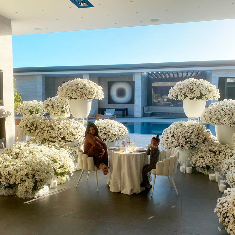 Кайли Дженнер с дочерью Сторми в мега-особняке в Бель-Эйр с семью спальнями за $36,5 млн