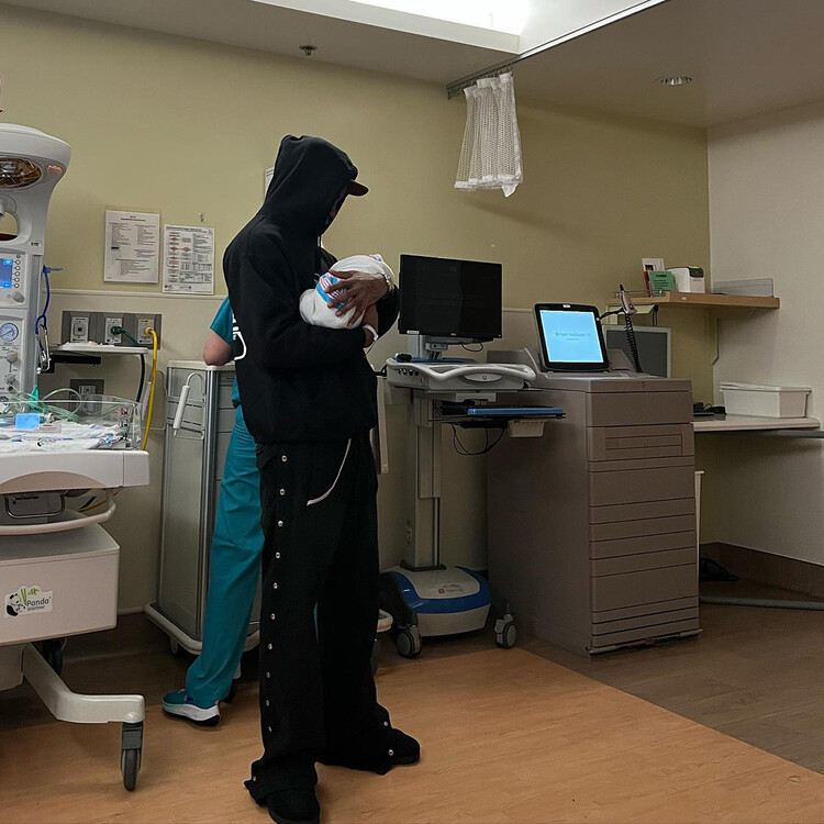 Трэвис Скотт с сыном Вулфом, 2022