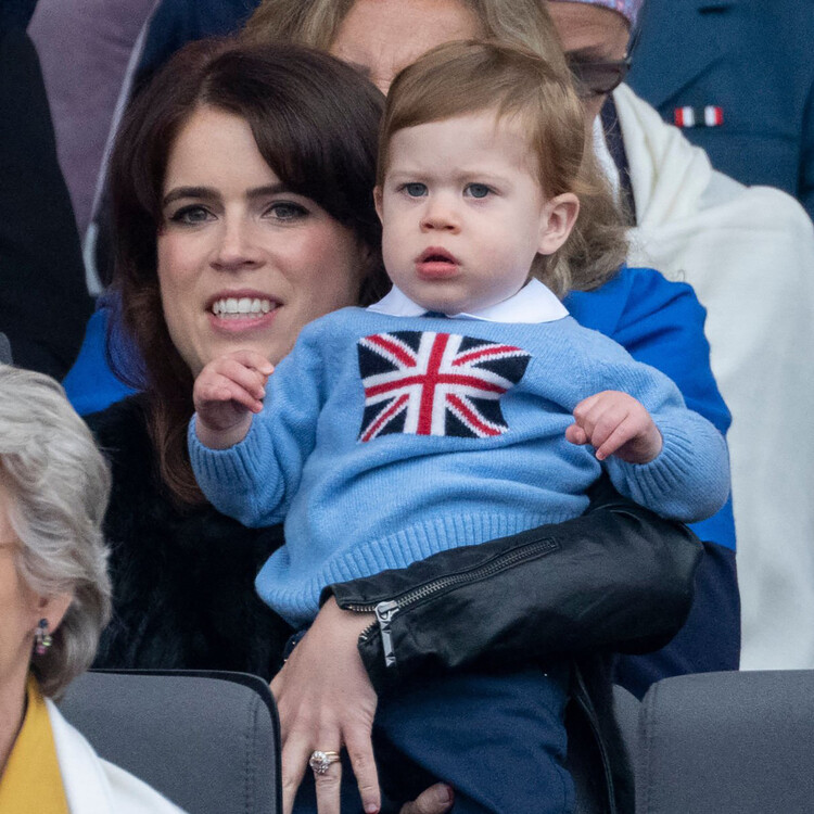 Принцесса Евгения c сыном Августом Филипом Хоук Бруксбанком посещают Платиновое театрализованное представление в честь Платинового юбилея Королевы Елизаветы II 5 июня 2022 года в Лондоне, Англия