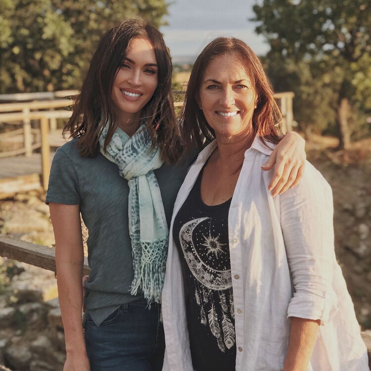 Меган Фокс с мамой Глорией Дарлин Фокс в своих социальных сетях, 2018