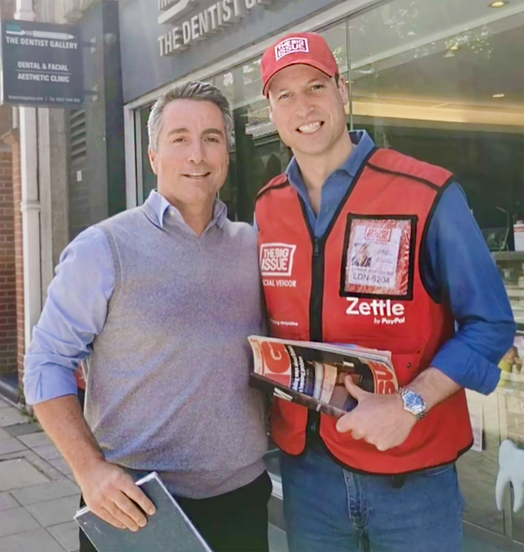 Лондонский житель и принц Уильям в форме продавца газет The Big Issue, 9 июня 2022, Лондон, Великобритания