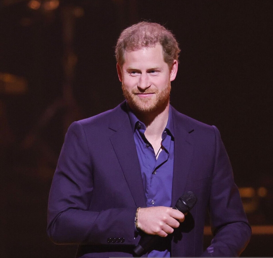 Принц Гарри, герцог Сассекский, выступает на сцене во время церемонии закрытия Invictus Games в Нидерландах, 2022