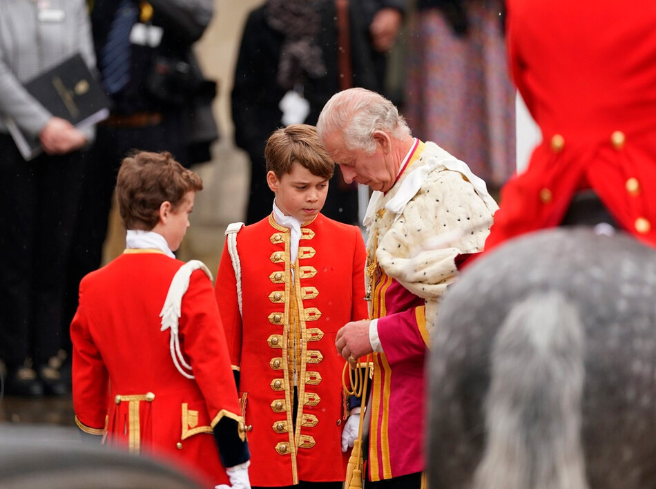 Принц Джордж убедил Карла III изменить фасон формы для пажей