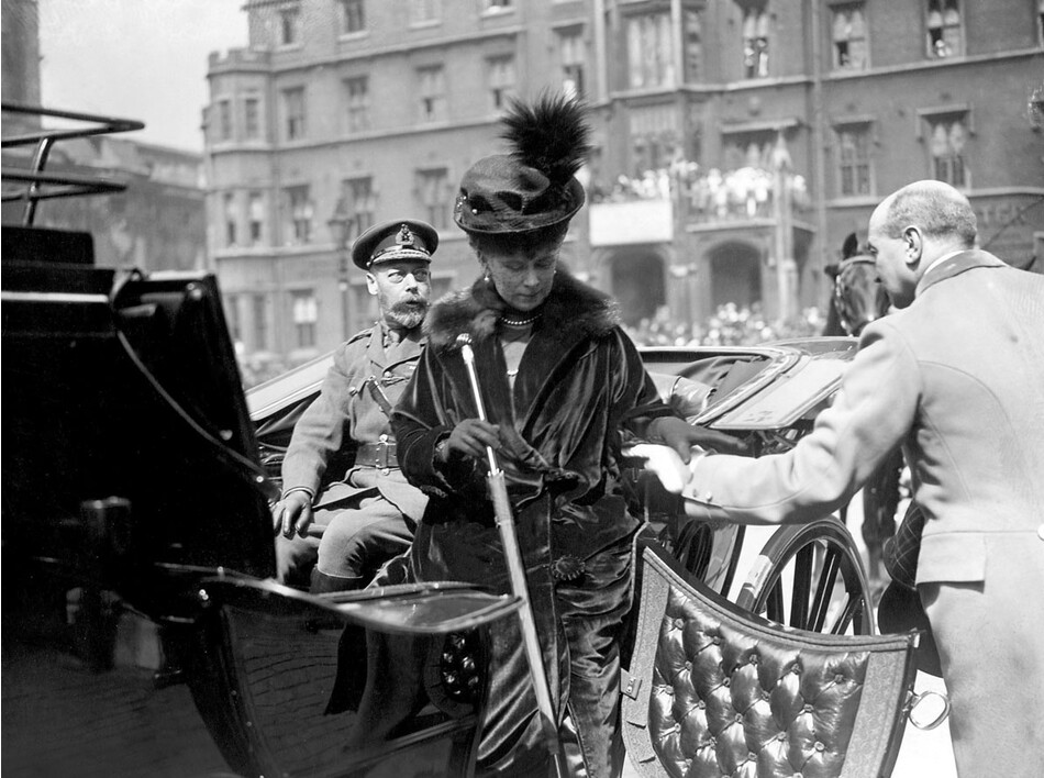 Король Георг V и королева Мария прибывают в Вестминстерское аббатство на мемориальную церемонию в честь Дня АНЗАКа, 1915