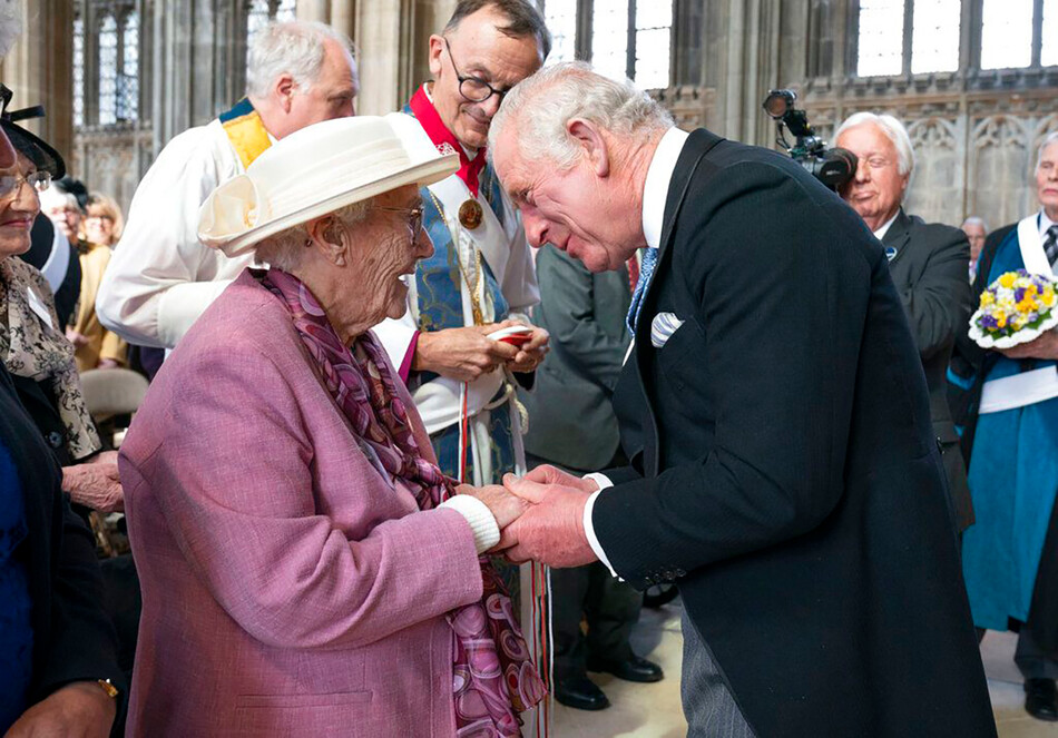 Принц Чарльз и Камилла заменят королеву на традиционной раздаче монет