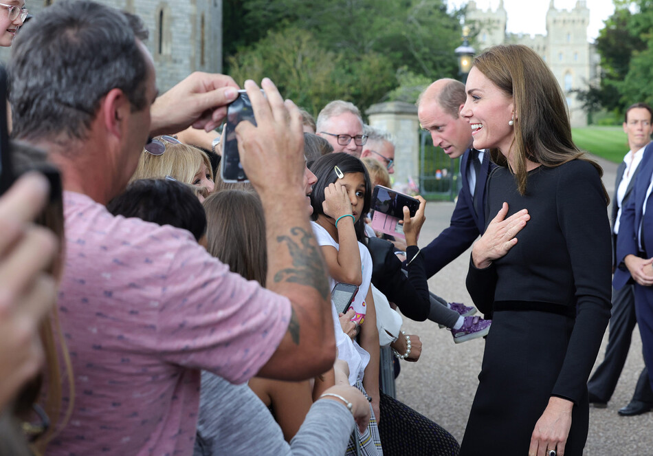 Публика приветствует нового принца Уэльского, и Кэтрин, новую принцессу Уэльскую во время долгой прогулки в Виндзорском замке 10 сентября 2022 года в Виндзоре, Англия