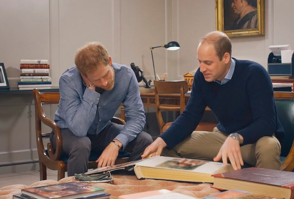 Принц Уильям и принц Гарри почтили память своей матери принцессы Дианы, приняв участие в съёмках документального фильма ITV «Диана — наша мать», в Кенсингтонском дворце 9 июля 2017 г.