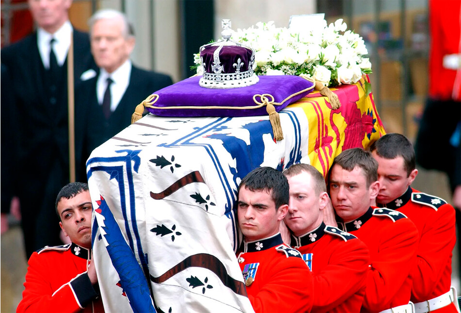 Гроб королевы Елизаветы, королевы-матери прибыл после королевской процессии из Сент-Джеймсского дворца с её короной и венком от её дочери королевы Елизаветы II в Вестминстер-холле 5 апреля 2002 г.