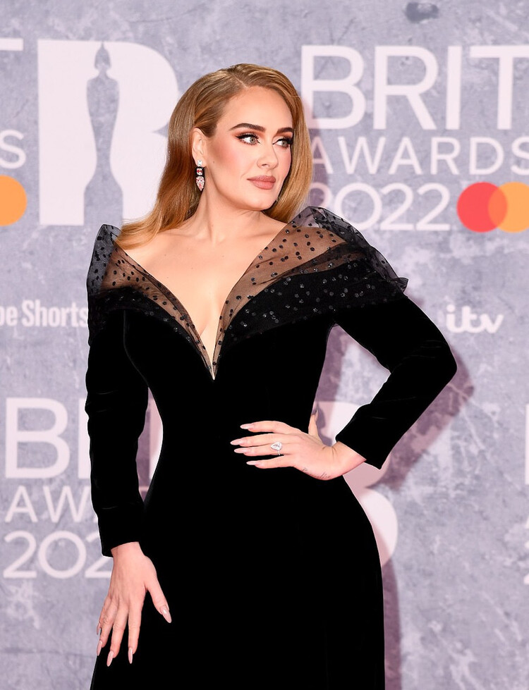 Адель посещает BRIT Awards 2022 на арене O2 8 февраля 2022 года в Лондоне, Англия