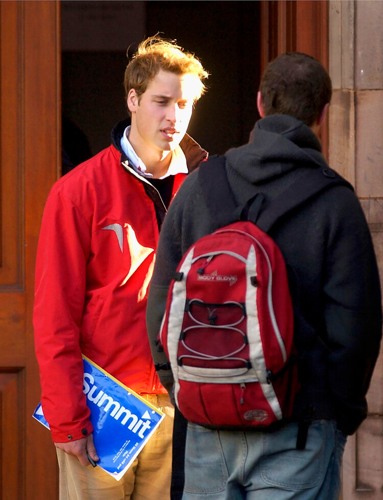 Принц Уильям разговаривает с другом в Сент-Сальваторе-Квад в Сент-Эндрюсском университете, 15 ноября 2004 г., Шотландия