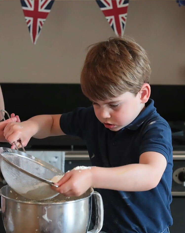 Джордж, Шарлотта и Луи приготовили своими руками сладкий подарок королеве Елизавете II