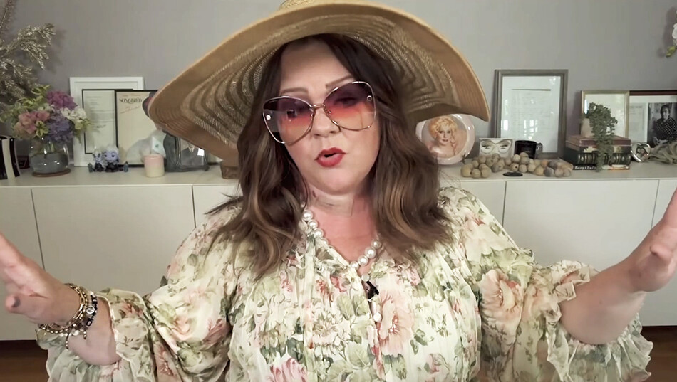 Мелисса Маккарти в праздничном видео Меган Маркл