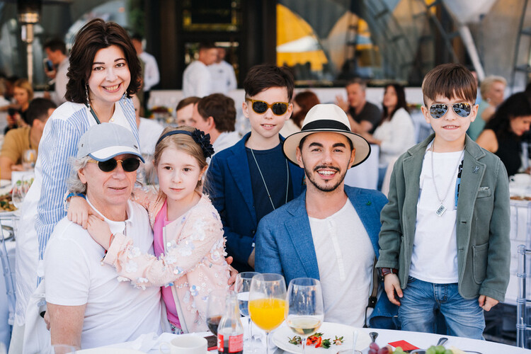 Тимур Родригез и Аркадий Укупник с женами и детьми