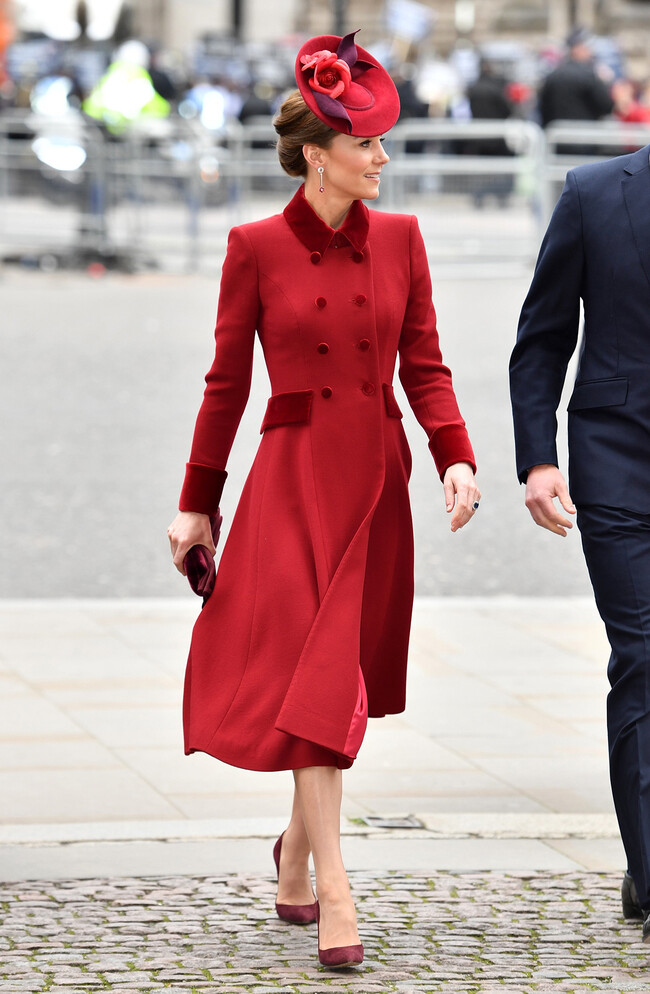 Кейт Миддлтон в пальто винного цвета от Catherine Walker