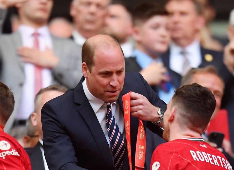 Принц Уильям вручает медаль за победу в Кубке Англии Эндрю Робертсону из «Ливерпуля» после победы в финальном матче Кубка Англии между «Челси» и «Ливерпулем» на стадионе «Уэмбли» в Лондоне, 2022