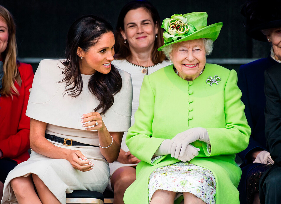 Королева Елизавета II с Меган, герцогиней Сассекской личной помощницей Самантой Коэн и фрейлинами во время церемонии открытия нового моста Mersey Gateway Bridge 14 июня 2018 года в городе Уиднес в Халтоне, Чешир, Англия