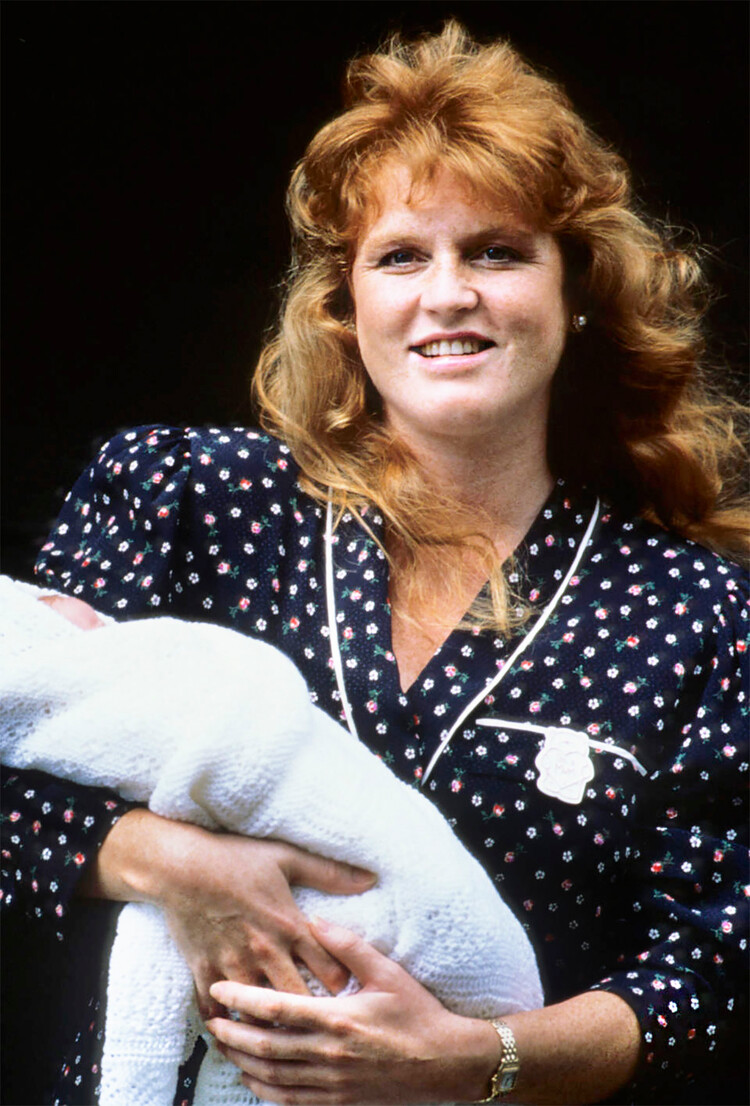 Сара, герцогиня Йоркская со своей новорожденной дочерью принцессой Беатрис, покидают Портлендскую больницу в Лондоне, 12 август 1988