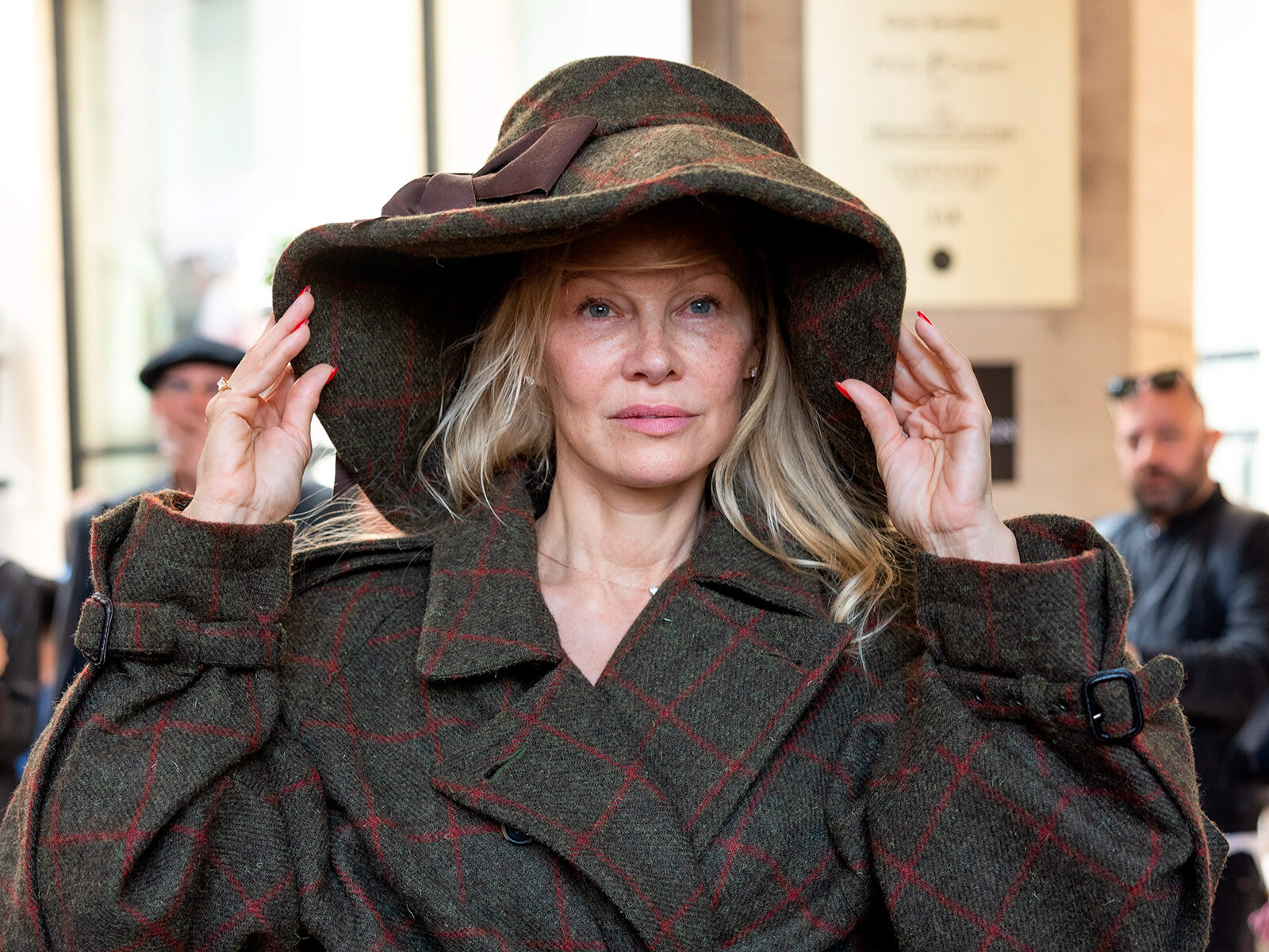 Памела Андерсон рассказала, почему посещает показы Недели моды в Париже без макияжа