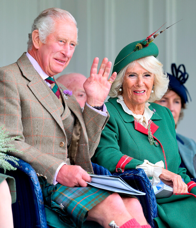 Карл III и королева-консорт Камилла Паркер-Боулз поделились новой рождественской открыткой