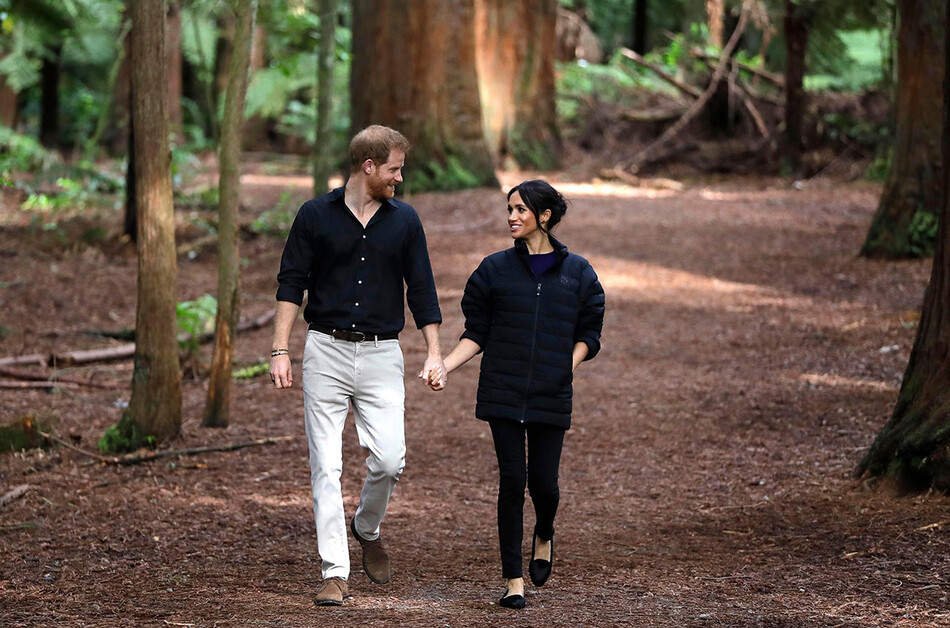 Принц Гарри, герцог Сассекский и Меган, герцогиня Сассекская поругиваются в парке Редвудс во время последнего дня королевского 16-дневного осеннего тура по городам Австралии, Фиджи, Тонги и Новой Зеландии, 31 октября 2018 года в Роторуа, Новая Зеландия