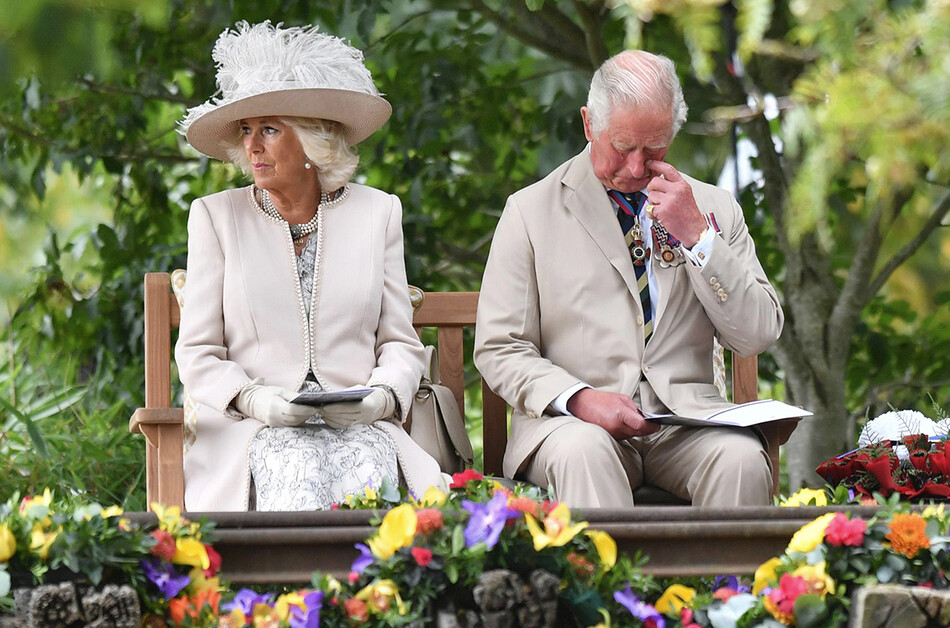 Камилла Паркер с Принцем Чарльзом на скамейке