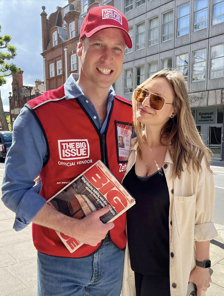Принц Уильям в униформе продавца газет The Big Issue с радостью позировал для фотографий и селфи, когда его прикрытие было раскрыто, 9 июня 2022