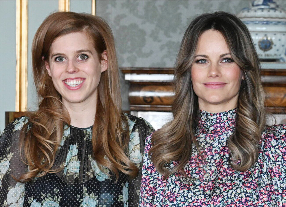 Принцесса Великобритании Беатрис и принцесса Швеции София позируют для официального портрета перед открытием Всемирной ассамблеи дислексии в Швеции в библиотеке Бернадотт в Стокгольмском дворце 27 апреля 2022 года в Стокгольме, Швеция