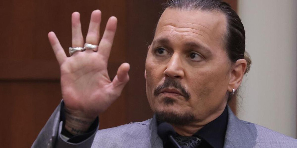 Джонни Депп показывает свой травмированный средний палец