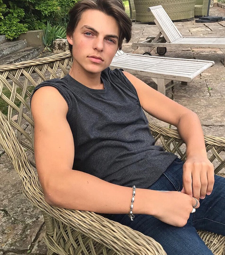 Дэмиан Хёрли