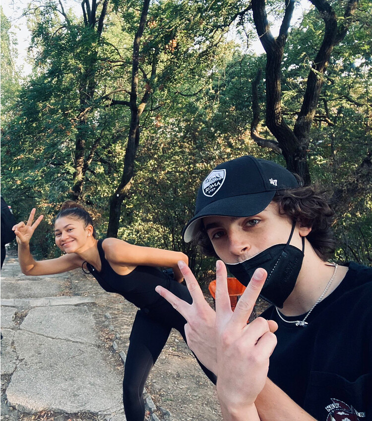 Тимоти Шаламе и Зендея на съёмках второй части Дюны