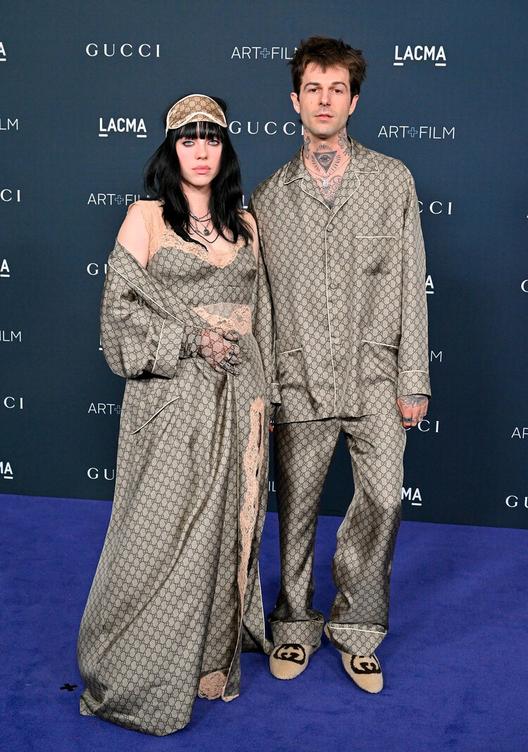 Уютный дебют: Билли Айлиш и Джесси Разерфорд укрылись в одеяло от Gucci на красной дорожке