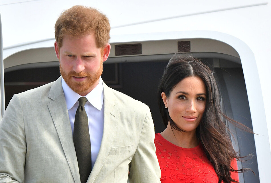 «Встречай нас, королева!»: принц Гарри и Меган Маркл вместе с детьми прибыли в Великобританию в преддверии Платинового юбилея монарха