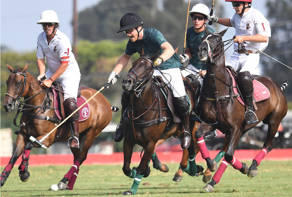 Принц Гарри, герцог Сассекский принимает участие в дружеском мачте по поло в загородном клубе Cancha de Estrella 10 июня 2022 года в Карпинтерии, Калифорния, США