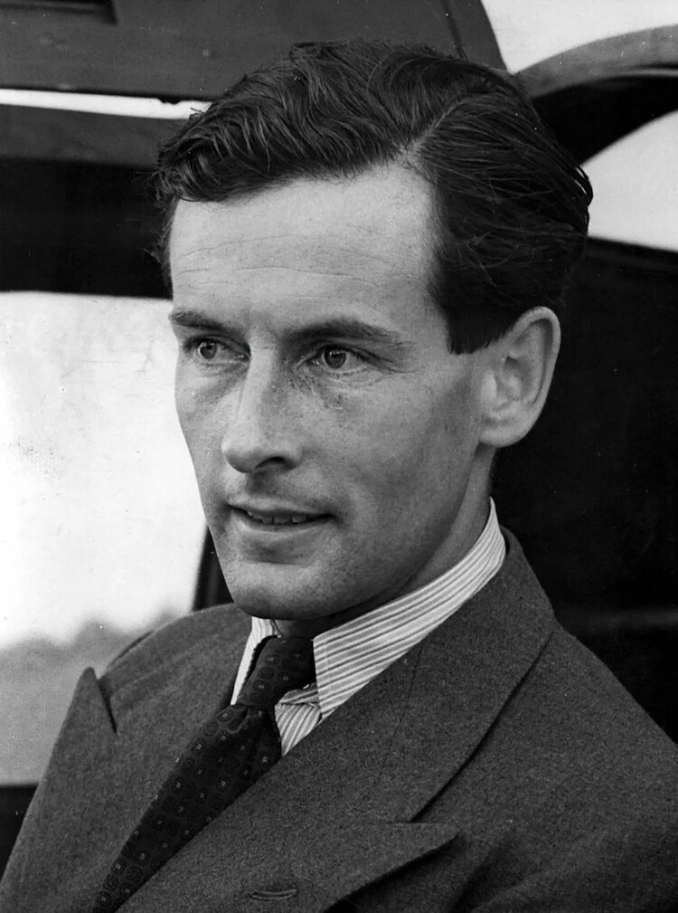 В коттедже «Аделаида» с 1944 по 1952 жил любовник принцессы Маргарет, сестры королевы Елизаветы II, бывший конюший короля Георга VI с 1944 по 1952, капитан Питер Таунсенд