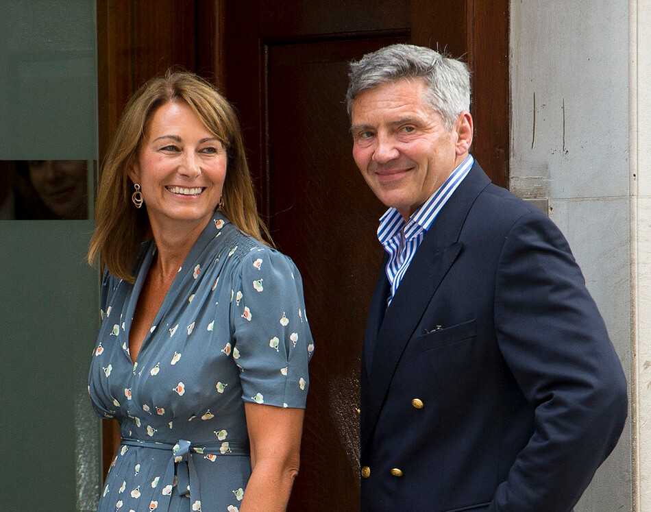 Кэрол Миддлтон и Майкл Миддлтон покидают крыло Линдо после посещения герцогини Кембриджской и ее новорожденного сына