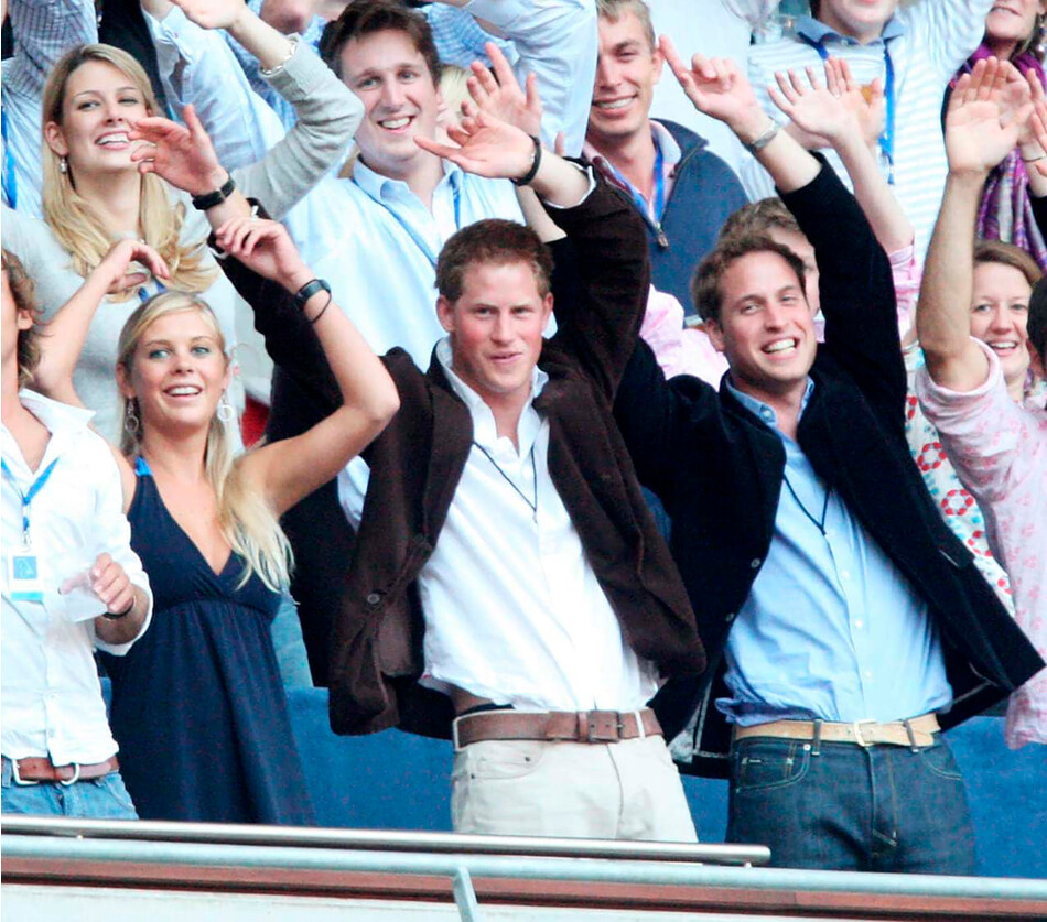 Принц Уильям (справа) и принц Гарри с бывшей девушкой Челси Дэви (слева) наблюдают за выступлением Рода Стюарта во время концерта для Дианы на стадионе Уэмбли 1 июля 2007 года в Лондоне, Англия