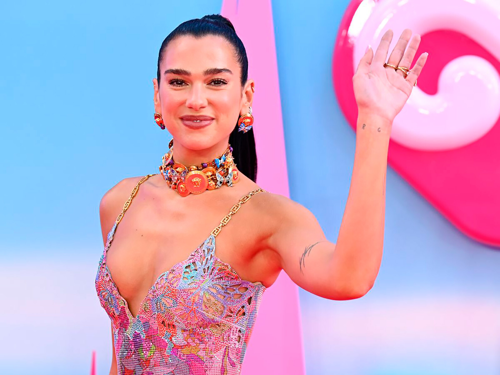 Дуа Липа представила свою новую песню случайному мужчине на улице