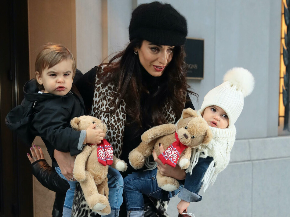 Амаль Клуни с близнецами Эллой и Александром