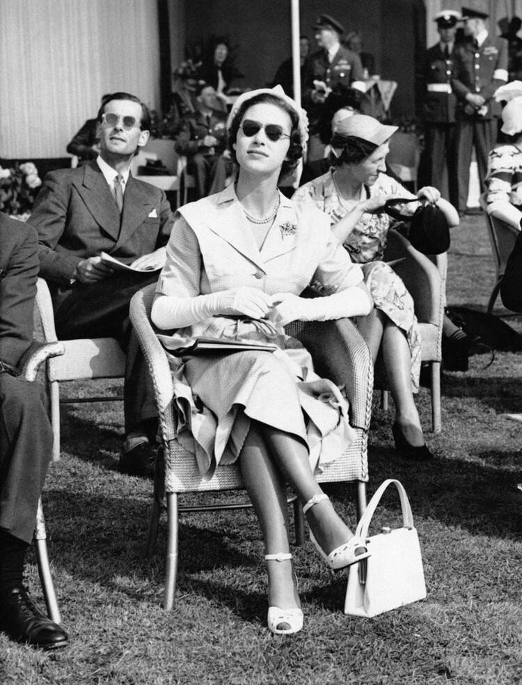 Одним из самых известных постояльцем коттеджа «Аделаида» был любовник принцессы Маргарет (за спиной принцессы слева), капитан группы Питер Таунсенд, чей роман с сестрой королевы Елизаветой II вызвал национальный скандал