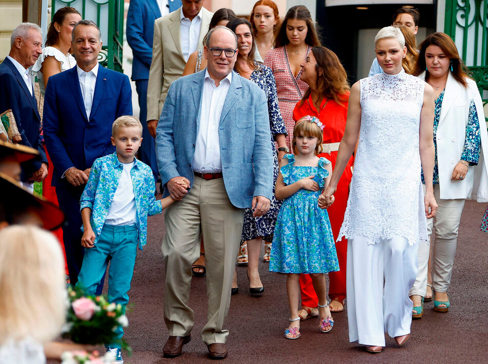 Князь Монако Альбер II, принцесса Монако Шарлен, Жак, наследный принц Монако, принцесса Габриэлла, графиня Карладес и гости посещают «U Cavagnetu»: традиционный пикник Монако в Le Parc Princess Antoinette 03 сентября 2022 года в Монте-Карло, Монако