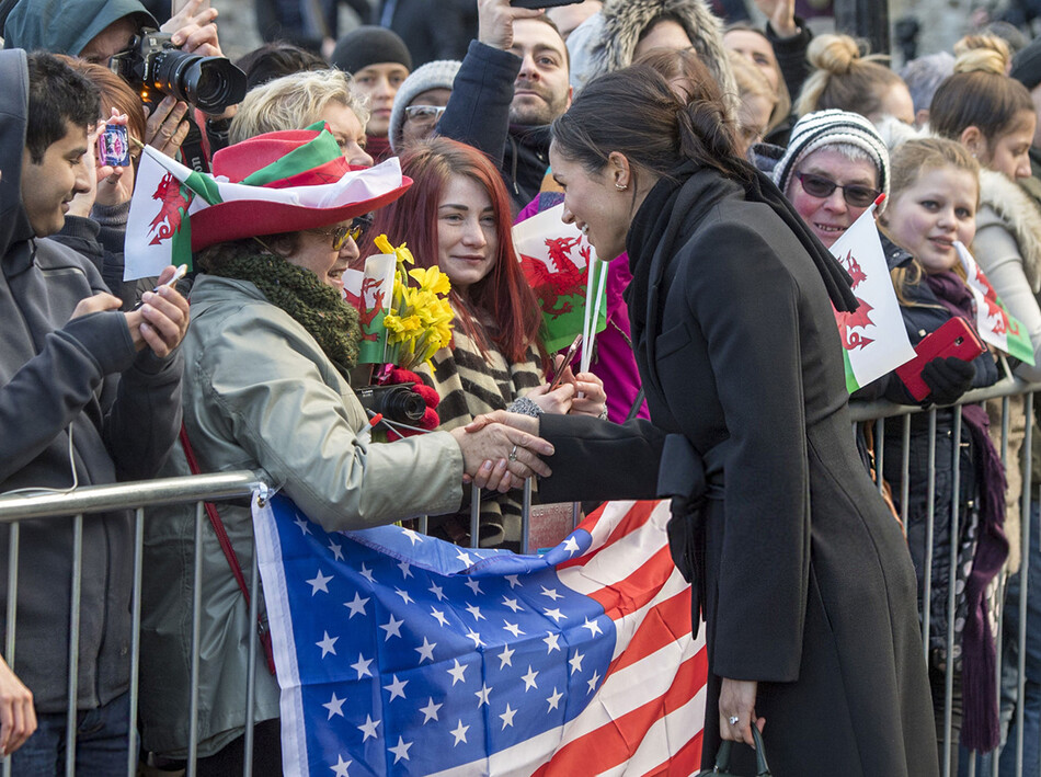 Меган Маркл общается с публикой, во время визита в Кардиффский замок в Кардиффе, Южный Уэльс, 18 января 2018 года